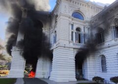 Caos en el centro: Cooperativistas prendieron fuego en el interior del Palacio Municipal de La Plata