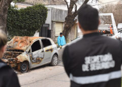 Continúa la remoción de vehículos abandonados: operativos en Los Hornos y el casco urbano