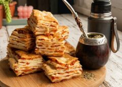 Receta fácil para acompañar el mate: Libritos hojaldrados de queso y jamón con tapas de tarta