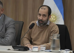 Tras la caída de la sesión por el DNU 70, Itaí Hagman cruzo a los diputados dialoguistas y defendió la Ley de Tierras
