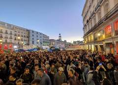 Indignación en Madrid: una multitud acampa en la Puerta del Sol contra la crisis de vivienda tras la muerte de Maricarmen